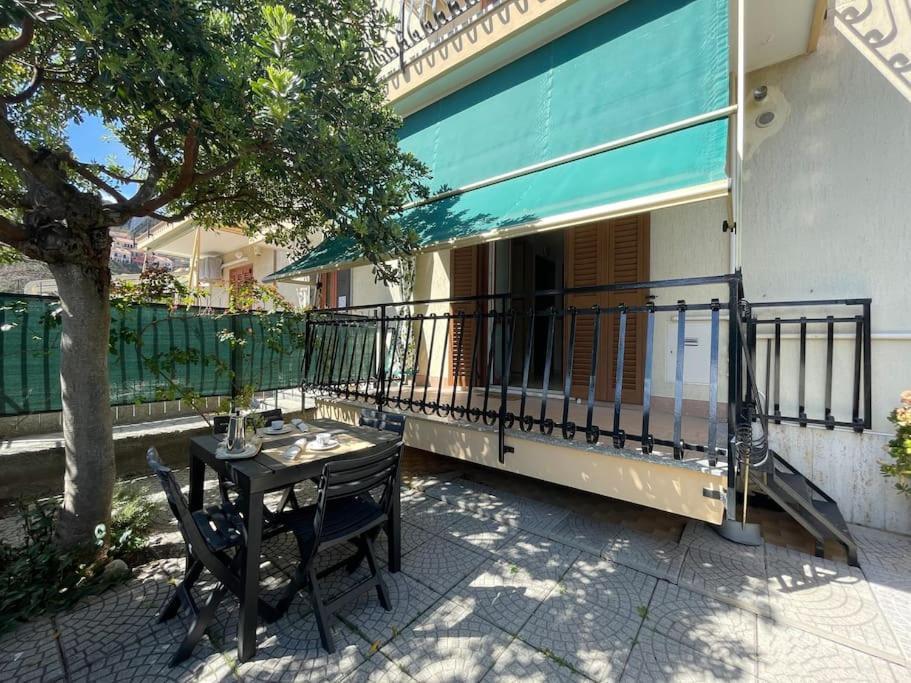 Free Parking Casa Con Giardino - Centro Mare A 5 Minuti Pietra Ligure Exterior foto