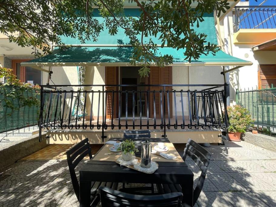 Free Parking Casa Con Giardino - Centro Mare A 5 Minuti Pietra Ligure Exterior foto